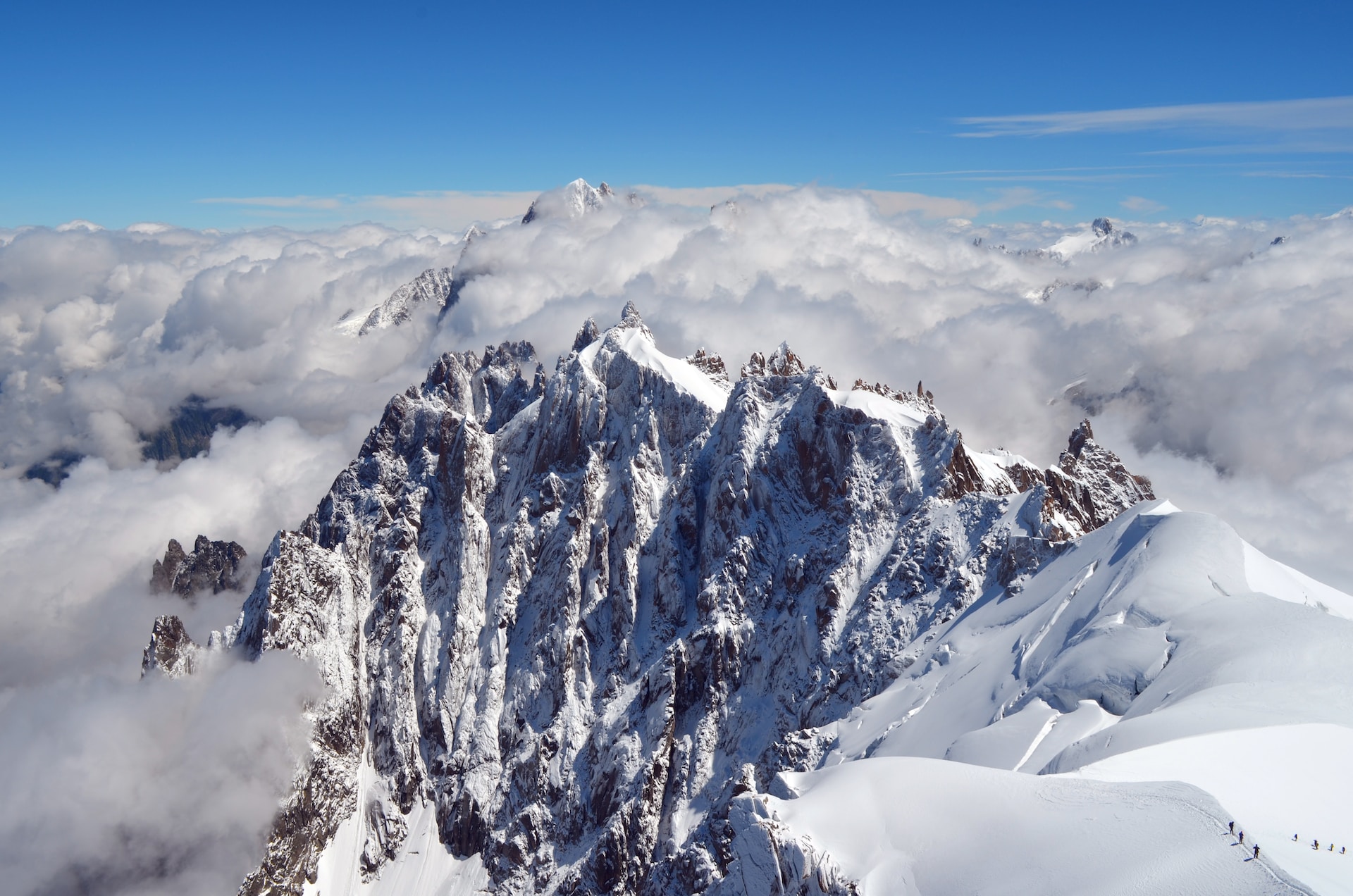 Lavina zatrpala tri nepalska šerpasa na Mont Everestu