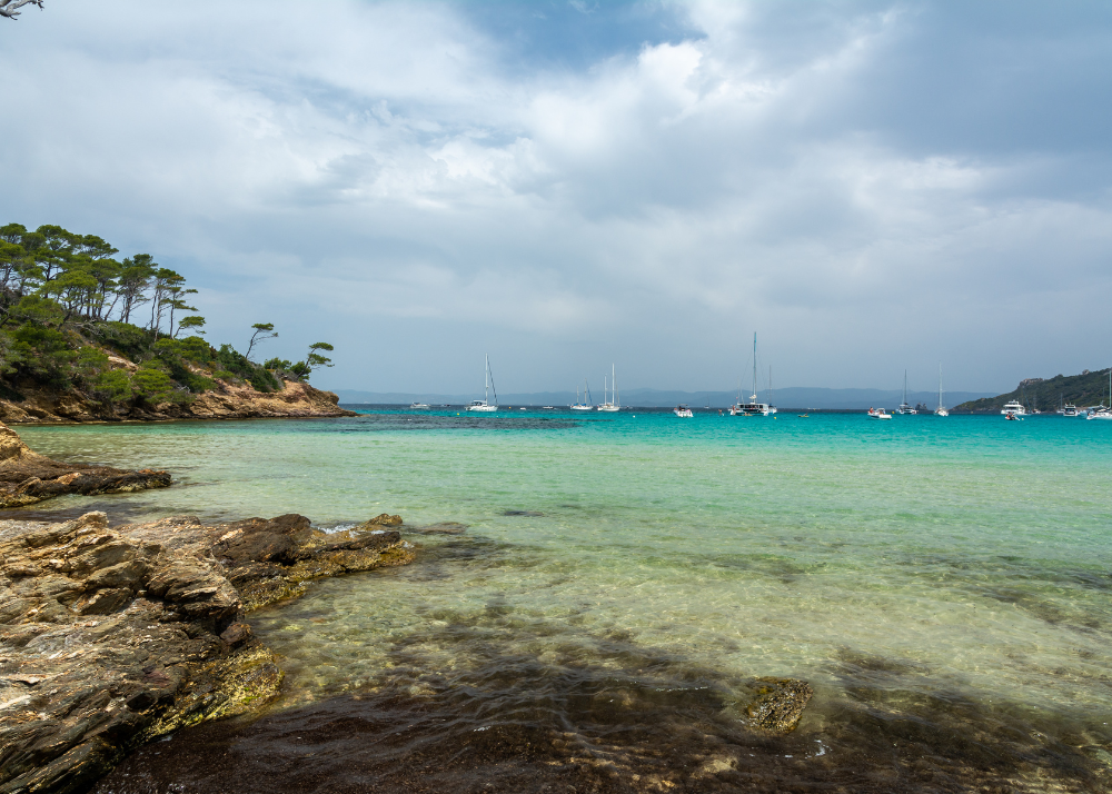 plaža, Playa de Rodas Beach, Notre Dame Beach in Porquerolles,  Pori Beach on Koufonisia Island, evropa, destinacija, putovanja i turizam, atrakcije, Španija, Francuska, Francuska, priroda, skriveni dragulji, Spain, Europe, France,  Greece, summer, atraction, 2025, sea, Grčka, Španija, Francuska, 