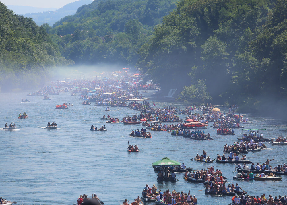 Drinska regata, 31, manifestacija, karneval na vodi, uživanje, tradicija, splavovi, Drina, Perućac, muzika, zabava, Srbija, manifestacija, atrakcija, destinacija, Balkan travel, Bajina Bašta, turistička organizacija, Tara-Drina, ekologija, Mozzart, Fondacija, 2025, Serbia, river, carneval, fun, party, news, vesti, regatta